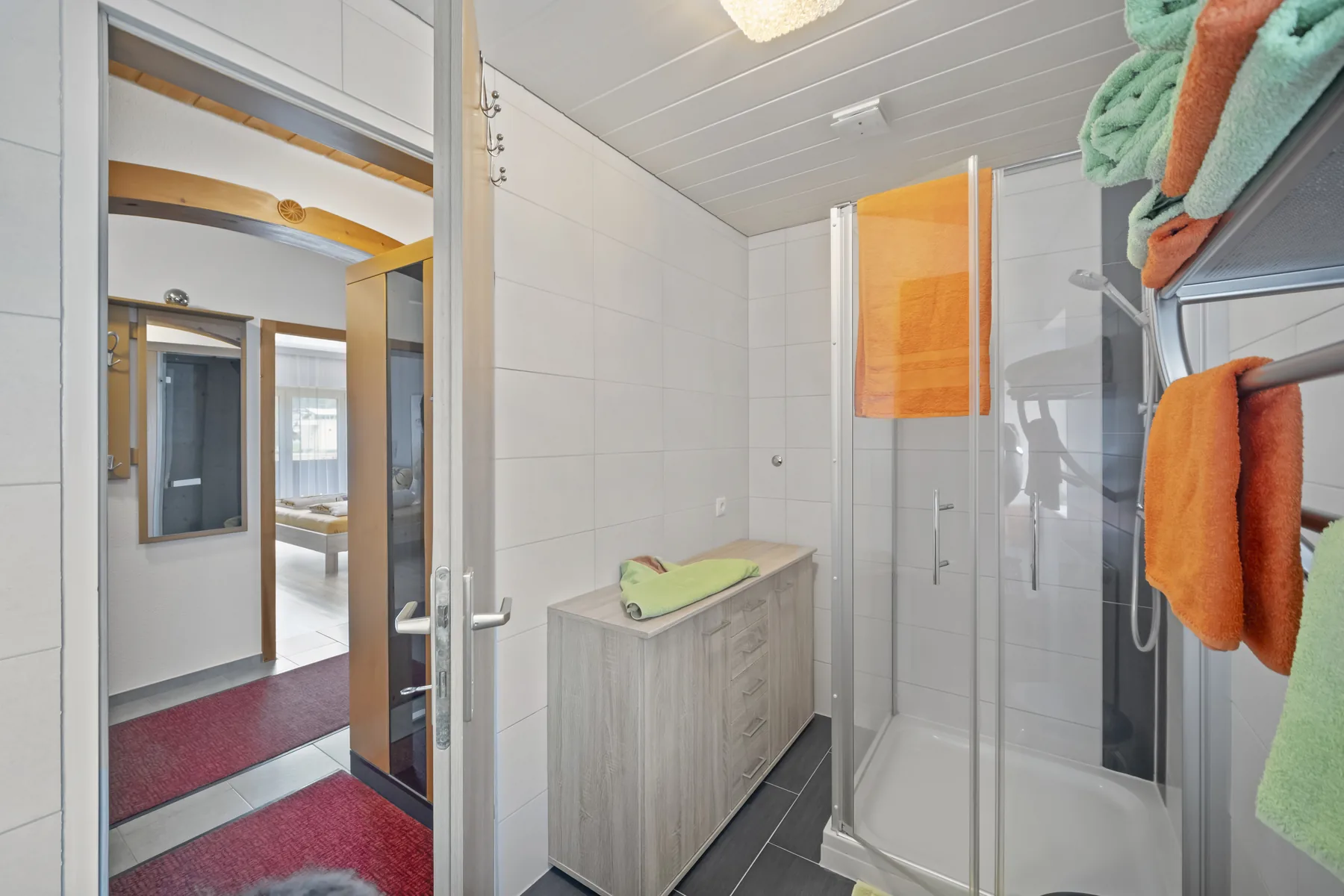 Badezimmer mit Dusche und Waschplatz
